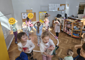 Na zdjęciu widzimy dziewczynki, które wykonują zadania wymyślone przez chłopców.