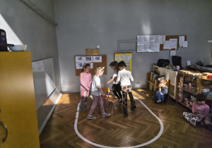 Na zdjęciu widzimy dziewczynki, które wykonują zadania wymyślone przez chłopców.