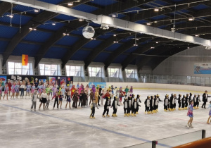 Na zdjęciu widzimy wszystkich uczestników, którzy tańczyli dla nas na lodzie.