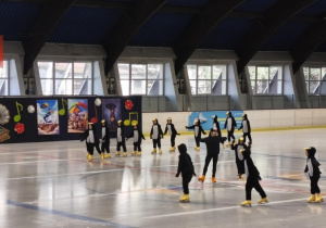 Na zdjęciu widzimy dzieci, które tańczą na lodzie.