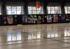 Na zdjęciu widzimy dekorację z hasłem przewodnim Rewii na lodzie "Co nam w duszy gra?".