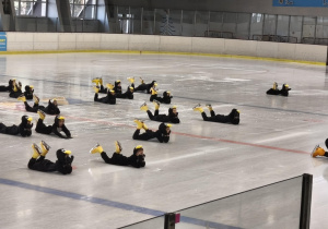 Na zdjęciu widzimy dzieci, które tańczą na lodzie.