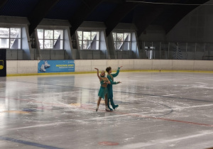 Na zdjęciu widzimy parę, która zaraz zaprezentuje swój taniec na lodzie.