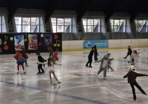 Na zdjęciu widzimy dzieci, które tańczą na lodzie.