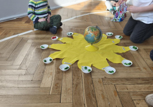 Na zdjęciu widzimy chłopca, który rozkłada kolejne koraliki symbolizujące lata życia.