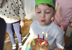 Na zdjęciu widzimy Jubitala, który dmucha świeczki na torcie.