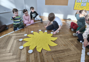 Na zdjęciu widzimy chłopca, który rozkłada miseczki na koraliki.