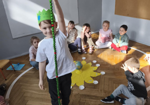 Na zdjęciu widzimy Jubilata, który trzyma wykonaną "linię życia".