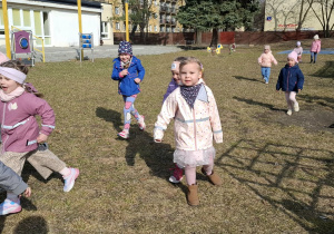 dzieci biegają w ogródku