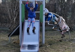 dzieci zjeżdżają ze zjeżdzalni
