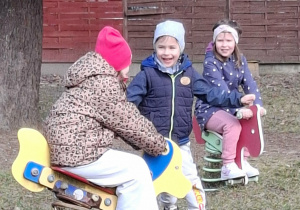 dzieci bawią się w ogrodzie