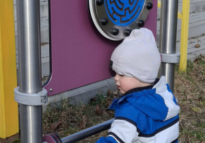 chłopiec ćwiczy sprawność manualną