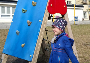 dzieci bawią się w ogrodzie