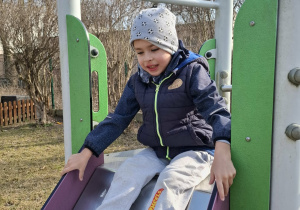 chłopiec na zjeżdżalni