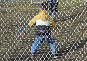 chłopcy grają w piłkę nożną