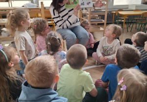 kobieta pokazuje ilustracje w książce