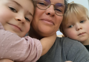 kobieta i dwoje przytulonych do niej dzieci