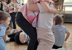 dzieci przytulają się do siebie