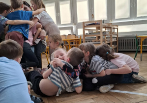 dzieci się przytulają