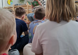 kobieta czyta książkę