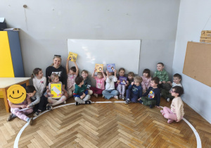 Na zdjęciu widzimy dzieci i mamę Anastazji, która czytała dzieciom książki z serii "Jadzia Pętelka".