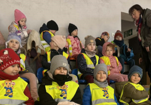 Zdjęcie przedstawia dzieci siedzące na widowni.