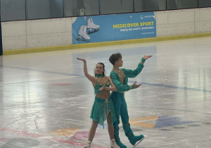 Zdjęcie przedstawia parę stojącą na lodzie, przed występem.