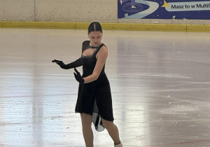 Zdjęcie przedstawia dziewczynę na lodzie podczas występu.