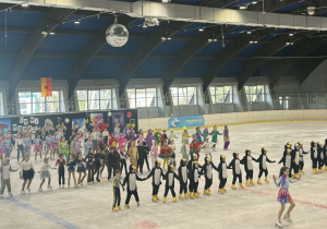 Zdjęcie przedstawia dzieci podczas wspólnego występu.