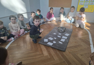 Na zdjęciu widzimy chłopca, który odkrył ilustrację pogody panującej w marcu.