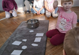 Na zdjęciu widzimy dziewczynkę trzymającą w ręku chmurę.