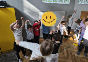 Na zdjęciu widzimy dzieci, które uczestniczą w opowieści ruchowej "Przygoda małej pandy".