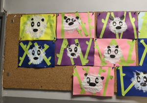 Na zdjęciu widzimy prace wykonane przez dzieci, wiszące w korytarzu.