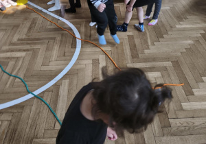 Na zdjęciu widzimy dzieci, które wykonują ćwiczenia sprawnościowe.