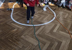 Na zdjęciu widzimy dzieci, które wykonują ćwiczenia sprawnościowe.