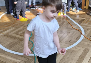 Na zdjęciu widzimy dzieci, które wykonują ćwiczenia sprawnościowe.