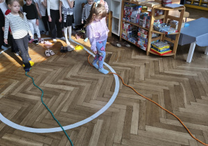 Na zdjęciu widzimy dzieci, które wykonują ćwiczenia sprawnościowe.