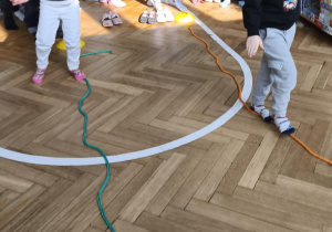 Na zdjęciu widzimy dzieci, które wykonują ćwiczenia sprawnościowe.