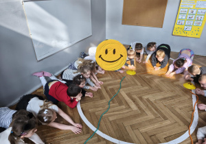 Na zdjęciu widzimy dzieci, które uczestniczą w opowieści ruchowej "Przygoda małej pandy".