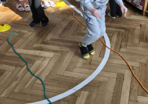 Na zdjęciu widzimy dzieci, które wykonują ćwiczenia sprawnościowe.