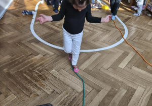 Na zdjęciu widzimy dzieci, które wykonują ćwiczenia sprawnościowe.