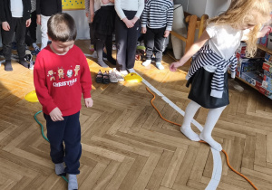 Na zdjęciu widzimy dzieci, które wykonują ćwiczenia sprawnościowe.