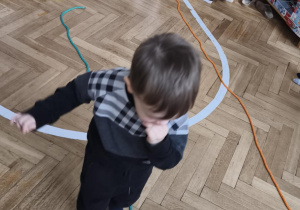 Na zdjęciu widzimy dzieci, które wykonują ćwiczenia sprawnościowe.