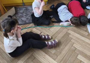 Na zdjęciu widzimy dziewczynki, które ilustrują ruchem zjadanie kawałków bambusa.