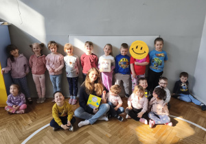 Na zdjęciu widzimy grupę dzieci oraz mamę Tymona.