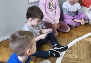 Na zdjęciu widzimy chłopca, który ogląda zdjęcie Jubilatki.