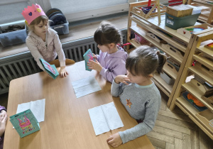 Na zdjęciu widzimy Jubilatkę wręczającą dziewczynkom drobny prezent.