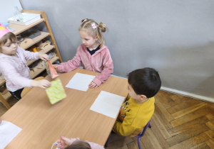 Na zdjęciu widzimy Jubilatkę wręczającą dzieciom drobny prezent.