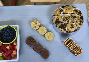 Na zdjęciu widzimy babeczki oraz ciasteczka przygotowane przez mamę Jubilatki.