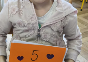 Na zdjęciu widzimy Jubilatkę w koronie i z prezentem od dzieci.